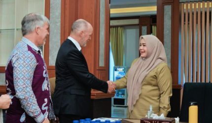 Wagub NTB Indah Dhamayanti Putri atau akrab disapa Umi Dinda menerima delegasi Amerika Serikat dan tim AWEP membahas air bersih, dampak pertambangan, serta pelestarian Gunung Rinjani di NTB.