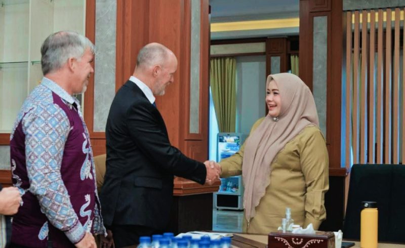 Wakil Gubernur NTB Indah Dhamayanti Putri atau akrab disapa Umi Dinda menerima kunjungan Konsulat Jenderal Amerika Serikat bersama tim Ambassadors Water Expert Program (AWEP) di Kantor Gubernur NTB untuk membahas pengelolaan sumber daya air, dampak pertambangan, serta pelestarian lingkungan dan Gunung Rinjani.