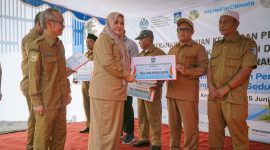 Wakil Gubernur NTB Indah Dhamayanti Putri atau akrab disapa Umi Dinda didampingi Sekda NTB Abul Chair menyerahkan dana kompensasi kepada delapan desa lingkar TPA Regional Kebon Kongok pada peringatan Hari Lingkungan Hidup Sedunia 2026.