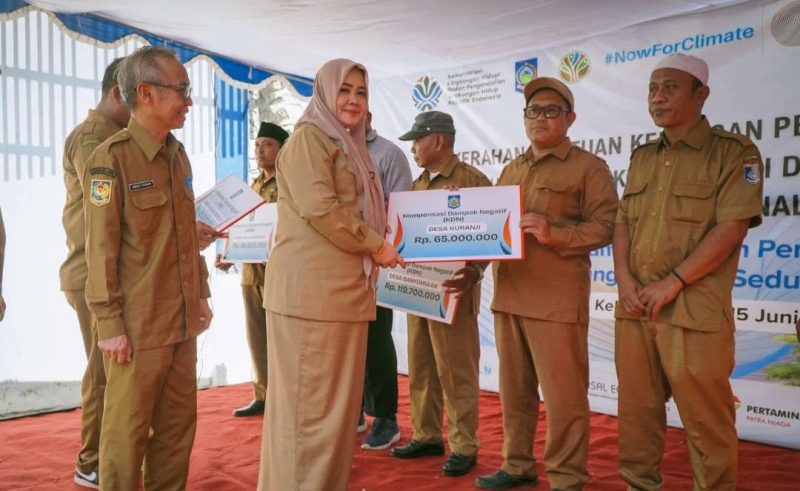 Wakil Gubernur NTB Indah Dhamayanti Putri atau akrab disapa Umi Dinda didampingi Sekda NTB Abul Chair menyerahkan dana kompensasi kepada delapan desa lingkar TPA Regional Kebon Kongok pada peringatan Hari Lingkungan Hidup Sedunia 2026.