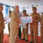 Wakil Gubernur NTB Indah Dhamayanti Putri atau akrab disapa Umi Dinda didampingi Sekda NTB Abul Chair menyerahkan dana kompensasi kepada delapan desa lingkar TPA Regional Kebon Kongok pada peringatan Hari Lingkungan Hidup Sedunia 2026.