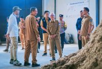 Kepala DLHK NTB bersama jajaran meninjau kawasan TPA Regional Kebon Kongok yang memiliki potensi pemanfaatan gas metana sebagai sumber energi alternatif bagi masyarakat.