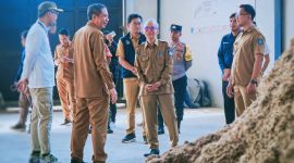 Kepala DLHK NTB bersama jajaran meninjau kawasan TPA Regional Kebon Kongok yang memiliki potensi pemanfaatan gas metana sebagai sumber energi alternatif bagi masyarakat.