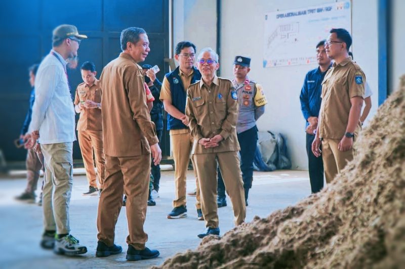 Kepala DLHK NTB bersama jajaran meninjau kawasan TPA Regional Kebon Kongok yang memiliki potensi pemanfaatan gas metana sebagai sumber energi alternatif bagi masyarakat.