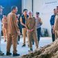 Kepala DLHK NTB bersama jajaran meninjau kawasan TPA Regional Kebon Kongok yang memiliki potensi pemanfaatan gas metana sebagai sumber energi alternatif bagi masyarakat.