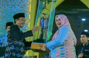 Bupati Lombok Tengah Lalu Pathul Bahri   menerima penghargaan Juara Umum MTQ XXXI Tingkat Provinsi NTB Tahun 2026 dari Wakil Gubernur NTB Umi Dinda pada malam penutupan di Bencingah Agung Masmirah, Lombok Tengah.
