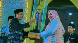 Bupati Lombok Tengah Lalu Pathul Bahri   menerima penghargaan Juara Umum MTQ XXXI Tingkat Provinsi NTB Tahun 2026 dari Wakil Gubernur NTB Umi Dinda pada malam penutupan di Bencingah Agung Masmirah, Lombok Tengah.