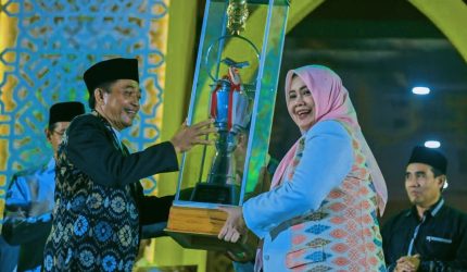 Bupati Lombok Tengah Pathul Bahri menerima penghargaan dari Wakil Gubernur NTB Umi Dinda Juara Umum MTQ XXXI NTB 2026 pada acara penutupan MTQ di Bencingah Agung Masmirah Lombok Tengah.