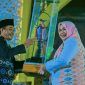 Bupati Lombok Tengah Lalu Pathul Bahri   menerima penghargaan Juara Umum MTQ XXXI Tingkat Provinsi NTB Tahun 2026 dari Wakil Gubernur NTB Umi Dinda pada malam penutupan di Bencingah Agung Masmirah, Lombok Tengah.