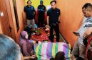 Petugas kepolisian saat melakukan olah tempat kejadian perkara (TKP) di lokasi penemuan seorang perempuan yang ditemukan meninggal dunia di rumah kos wilayah Bali Bunga, Kecamatan Woja, Dompu.
