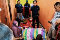Petugas kepolisian saat melakukan olah tempat kejadian perkara (TKP) di lokasi penemuan seorang perempuan yang ditemukan meninggal dunia di rumah kos wilayah Bali Bunga, Kecamatan Woja, Dompu.