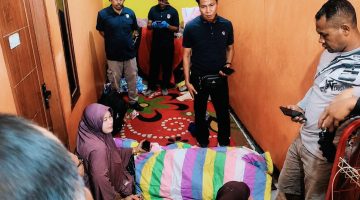 Petugas kepolisian saat melakukan olah tempat kejadian perkara (TKP) di lokasi penemuan seorang perempuan yang ditemukan meninggal dunia di rumah kos wilayah Bali Bunga, Kecamatan Woja, Dompu.
