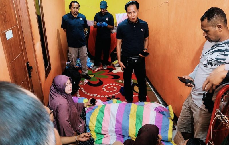 Petugas kepolisian saat melakukan olah tempat kejadian perkara (TKP) di lokasi penemuan seorang perempuan yang ditemukan meninggal dunia di rumah kos wilayah Bali Bunga, Kecamatan Woja, Dompu.