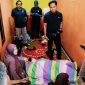 Petugas kepolisian saat melakukan olah tempat kejadian perkara (TKP) di lokasi penemuan seorang perempuan yang ditemukan meninggal dunia di rumah kos wilayah Bali Bunga, Kecamatan Woja, Dompu.