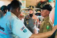 Kapolres Sumbawa memimpin langsung penggerebekan kampung rawan narkoba di Dusun Serading, Kecamatan Moyo Hilir, dengan hasil penyitaan 17 poket sabu dan pengamanan seorang terduga pelaku.