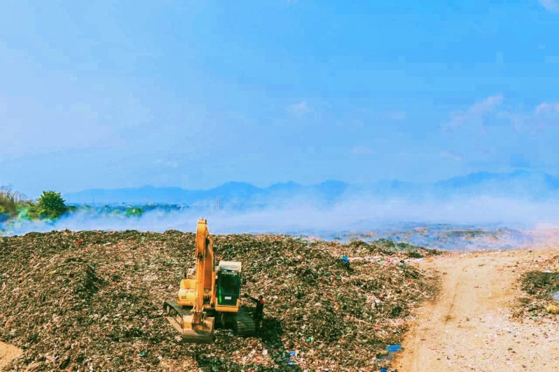 TPA Regional Kebon Kongok di Kabupaten Lombok Barat, Nusa Tenggara Barat. TPA terbesar di NTB ini disebut memiliki potensi menghasilkan sekitar 9 juta ton gas metana per tahun yang direncanakan untuk dikembangkan sebagai sumber energi alternatif bagi masyarakat.