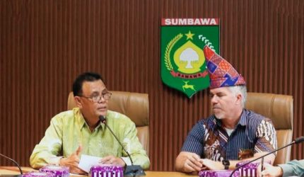Delegasi Konsulat Amerika Serikat berdiskusi dengan Bupati Sumbawa mengenai tambang rakyat Lantung dan isu lingkungan berkelanjutan.