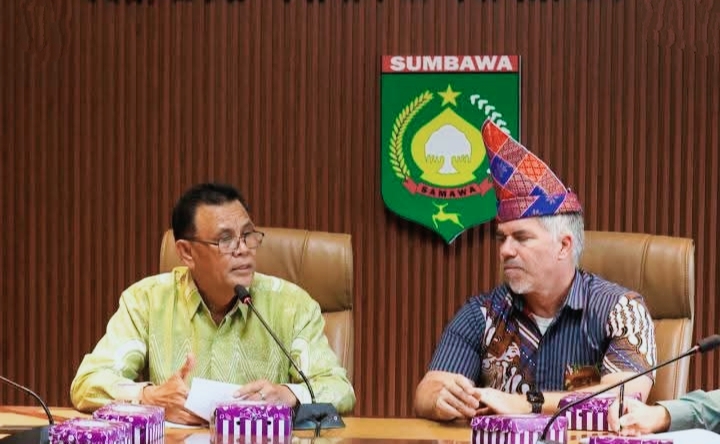 Suasana diskusi antara Delegasi Konsulat Amerika Serikat dan Bupati serta perangkat daerah Kabupaten Sumbawa terkait tambang rakyat Lantung.