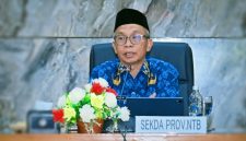 Sekda NTB Abul Chair memimpin Rapat Pimpinan bersama seluruh kepala OPD membahas percepatan Program Desa Berdaya di Gedung Sangkareang.