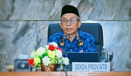 Sekda NTB Abul Chair memimpin rapat pimpinan membahas Program Desa Berdaya sebagai strategi pengentasan kemiskinan di NTB.