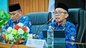 Sekda NTB Abul Chair memimpin rapat bersama kepala OPD terkait pembentukan Satgas Desa Berdaya untuk memperkuat pengawasan dan efektivitas program pembangunan desa.