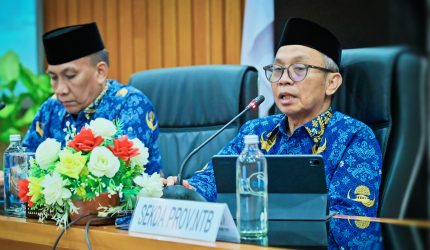 Sekda NTB Abul Chair saat memimpin rapat pembentukan Satgas Desa Berdaya untuk memperkuat pengawasan program pembangunan dan pengentasan kemiskinan di desa-desa NTB.
