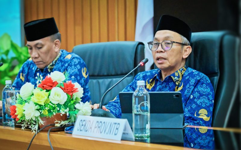 Sekda NTB Abul Chair memimpin rapat bersama kepala OPD terkait pembentukan Satgas Desa Berdaya untuk memperkuat pengawasan dan efektivitas program pembangunan desa.