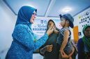 Ketua TP PKK Provinsi NTB Hj. Sinta Agathia Iqbal bersama kader Posyandu dan masyarakat saat pelaksanaan uji coba metode baru percepatan penanganan stunting di Desa Sakra, Kabupaten Lombok Timur.
