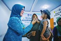 Ketua TP PKK Provinsi NTB Hj. Sinta Agathia Iqbal bersama kader Posyandu dan masyarakat saat pelaksanaan uji coba metode baru percepatan penanganan stunting di Desa Sakra, Kabupaten Lombok Timur.