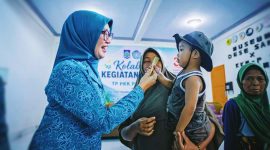 Ketua TP PKK Provinsi NTB Hj. Sinta Agathia Iqbal bersama kader Posyandu dan masyarakat saat pelaksanaan uji coba metode baru percepatan penanganan stunting di Desa Sakra, Kabupaten Lombok Timur.