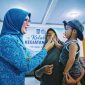 Ketua TP PKK Provinsi NTB Hj. Sinta Agathia Iqbal bersama kader Posyandu dan masyarakat saat pelaksanaan uji coba metode baru percepatan penanganan stunting di Desa Sakra, Kabupaten Lombok Timur.