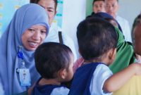 Wakil Bupati Lombok Barat Hj. Nurul Adha saat turun langsung ke tengah masyarakat dan berdialog dengan tenaga kesehatan serta warga terkait upaya percepatan penanganan stunting. Kegiatan tersebut menjadi bagian dari komitmen Pemerintah Kabupaten Lombok Barat dalam menekan angka stunting dan meningkatkan kualitas kesehatan masyarakat di tingkat desa.