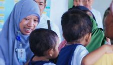 Wakil Bupati Lombok Barat Hj. Nurul Adha saat turun langsung ke tengah masyarakat dan berdialog dengan tenaga kesehatan serta warga terkait upaya percepatan penanganan stunting. Kegiatan tersebut menjadi bagian dari komitmen Pemerintah Kabupaten Lombok Barat dalam menekan angka stunting dan meningkatkan kualitas kesehatan masyarakat di tingkat desa.