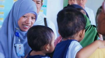 Wakil Bupati Lombok Barat Hj. Nurul Adha saat turun langsung ke tengah masyarakat dan berdialog dengan tenaga kesehatan serta warga terkait upaya percepatan penanganan stunting. Kegiatan tersebut menjadi bagian dari komitmen Pemerintah Kabupaten Lombok Barat dalam menekan angka stunting dan meningkatkan kualitas kesehatan masyarakat di tingkat desa.