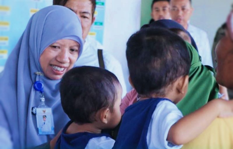 Wakil Bupati Lombok Barat Hj. Nurul Adha saat turun langsung ke tengah masyarakat dan berdialog dengan tenaga kesehatan serta warga terkait upaya percepatan penanganan stunting. Kegiatan tersebut menjadi bagian dari komitmen Pemerintah Kabupaten Lombok Barat dalam menekan angka stunting dan meningkatkan kualitas kesehatan masyarakat di tingkat desa.