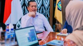 Gubernur NTB Lalu Muhamad Iqbal saat memaparkan peluang investasi daerah kepada Duta Besar Oman di ruang kerja Gubernur NTB.