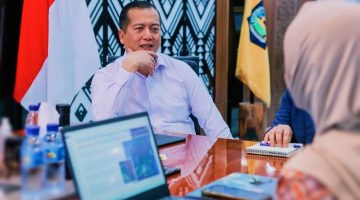 Gubernur NTB Lalu Muhamad Iqbal saat memaparkan peluang investasi daerah kepada Duta Besar Oman di ruang kerja Gubernur NTB.