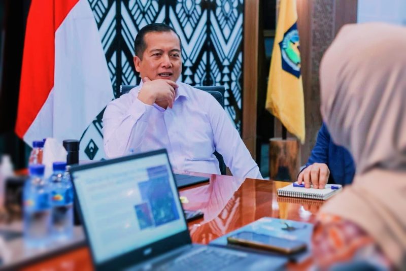 Gubernur NTB Lalu Muhamad Iqbal saat memaparkan peluang investasi daerah kepada Duta Besar Oman di ruang kerja Gubernur NTB.