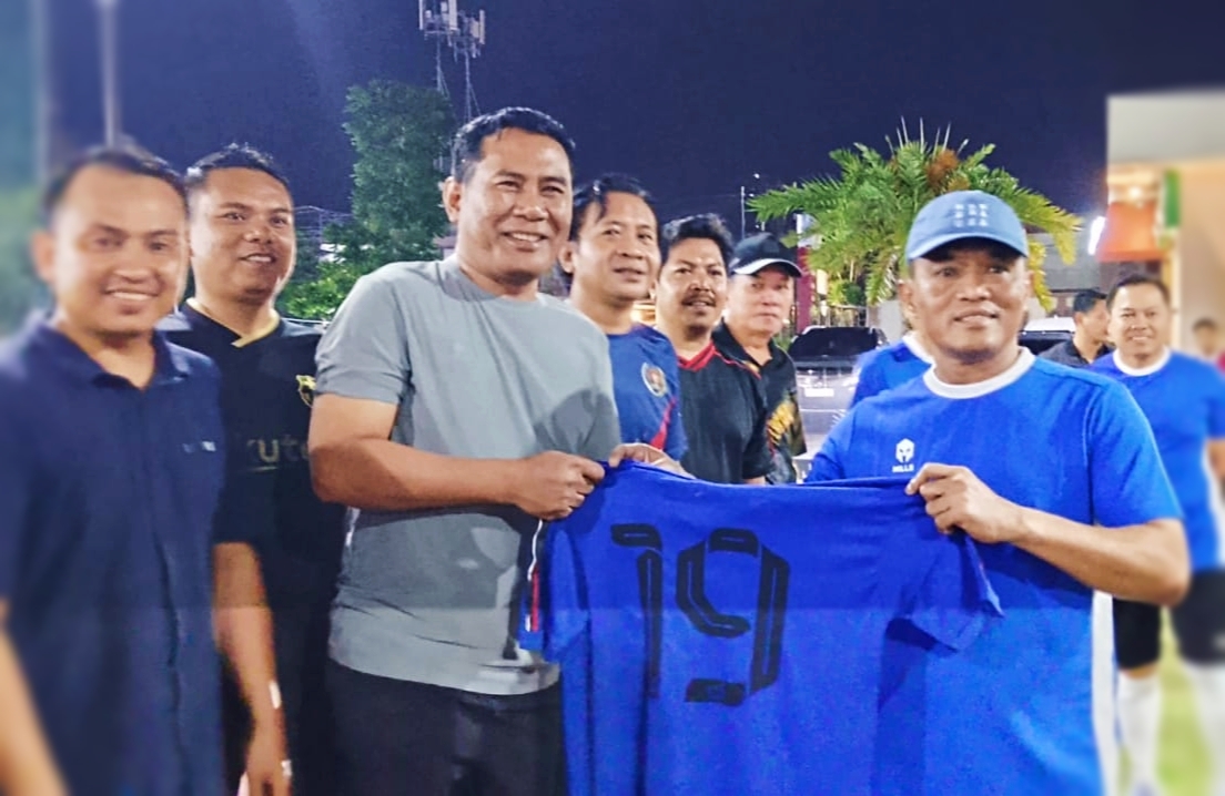 Kapolda NTB Kalingga Rendra Raharja bersama PJU Polda NTB dan wartawan PWI NTB usai pertandingan mini soccer persahabatan yang berakhir dengan skor 9-5 di Mataram.
