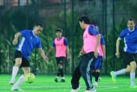 Terlihat Kapolda NTB Irjen Pol. Kalingga Rendra Raharja berusaha melewati kawalan ketat Sekretaris Jenderal PWI NTB saat pertandingan mini soccer persahabatan antara jajaran PJU Polda NTB melawan tim wartawan PWI NTB yang berlangsung penuh semangat dan sportivitas di Mataram.