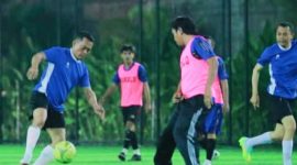 Terlihat Kapolda NTB Irjen Pol. Kalingga Rendra Raharja berusaha melewati kawalan ketat Sekretaris Jenderal PWI NTB saat pertandingan mini soccer persahabatan antara jajaran PJU Polda NTB melawan tim wartawan PWI NTB yang berlangsung penuh semangat dan sportivitas di Mataram.