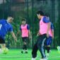 Terlihat Kapolda NTB Irjen Pol. Kalingga Rendra Raharja berusaha melewati kawalan ketat Sekretaris Jenderal PWI NTB saat pertandingan mini soccer persahabatan antara jajaran PJU Polda NTB melawan tim wartawan PWI NTB yang berlangsung penuh semangat dan sportivitas di Mataram.