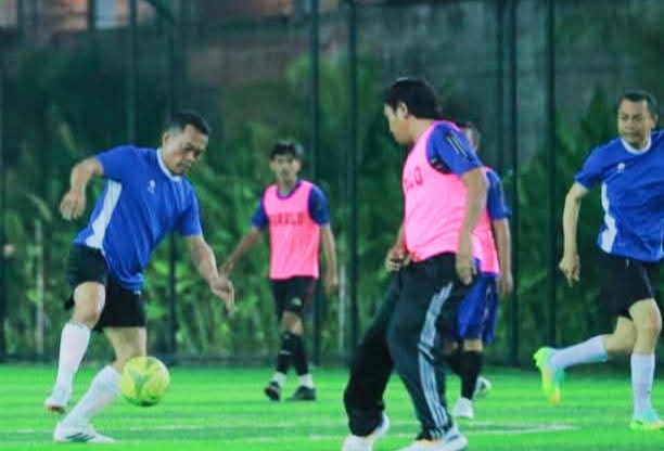 Terlihat Kapolda NTB Irjen Pol. Kalingga Rendra Raharja berusaha melewati kawalan ketat Sekretaris Jenderal PWI NTB saat pertandingan mini soccer persahabatan antara jajaran PJU Polda NTB melawan tim wartawan PWI NTB yang berlangsung penuh semangat dan sportivitas di Mataram.