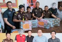 Mantan Kapolres Bima Kota AKBP Didik Putra Kuncoro menjalani proses pelimpahan tersangka dan barang bukti (Tahap II) di Kejaksaan Negeri Bima. Dalam perkara tersebut, penyidik turut menyerahkan barang bukti uang tunai senilai Rp2,8 miliar yang diduga berasal dari jaringan bandar narkoba.