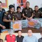 Mantan Kapolres Bima Kota AKBP Didik Putra Kuncoro menjalani proses pelimpahan tersangka dan barang bukti (Tahap II) di Kejaksaan Negeri Bima. Dalam perkara tersebut, penyidik turut menyerahkan barang bukti uang tunai senilai Rp2,8 miliar yang diduga berasal dari jaringan bandar narkoba.