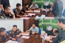 Mantan Kapolres Bima Kota AKBP Didik Putra Kuncoro didampingi kuasa hukum saat menjalani proses pelimpahan tersangka dan barang bukti (Tahap II) kasus narkoba di Kejaksaan Negeri Bima, Kamis (18/6/2026).