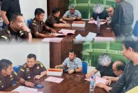 Mantan Kapolres Bima Kota AKBP Didik Putra Kuncoro didampingi kuasa hukum saat menjalani proses pelimpahan tersangka dan barang bukti (Tahap II) kasus narkoba di Kejaksaan Negeri Bima, Kamis (18/6/2026).