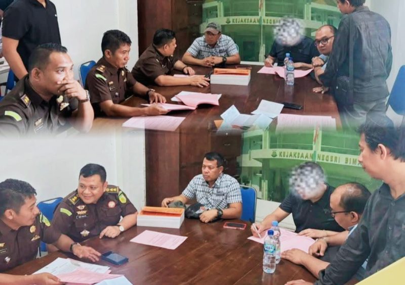 Mantan Kapolres Bima Kota AKBP Didik Putra Kuncoro didampingi kuasa hukum saat menjalani proses pelimpahan tersangka dan barang bukti (Tahap II) kasus narkoba di Kejaksaan Negeri Bima, Kamis (18/6/2026).