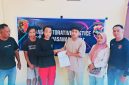 Personel Unit Reskrim Polsek Rasanae Barat mempertemukan pelapor dan terlapor dalam proses mediasi penyelesaian kasus dugaan pengerusakan melalui mekanisme Restorative Justice di Kota Bima.