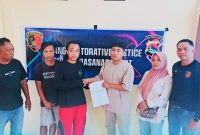 Personel Unit Reskrim Polsek Rasanae Barat mempertemukan pelapor dan terlapor dalam proses mediasi penyelesaian kasus dugaan pengerusakan melalui mekanisme Restorative Justice di Kota Bima.